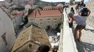 旧市街の西南方面にある大きな建物