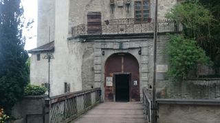 町全体を見下ろす古城