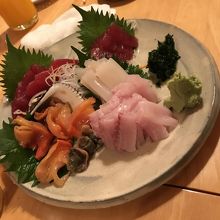 刺身の盛り合わせ。どれも新鮮で美味!