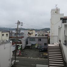 部屋の窓から、眺望は、期待できない！