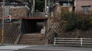 踏み切りを横断するのではなく