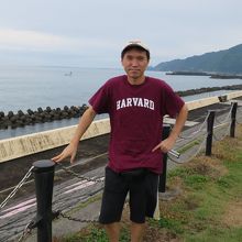 広野海岸の堤防の上で