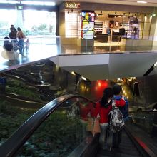 正面入り口から地下に下りると・・・