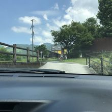 駐車場から出入りする道、狭いです