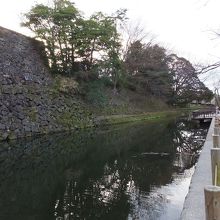 大手堀。観光客の姿なし。