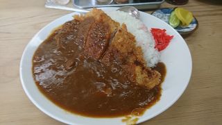 中華食堂ですががカレー、カツ丼、オムライスも有名