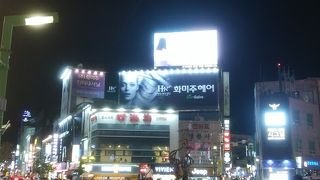 昼夜問わず人が多い