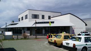 根室駅前のバスのハブターミナル