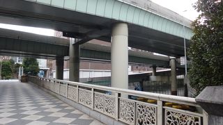 首都高速が邪魔をしています