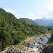 橋の下の遊歩道を通って展望台へ行けます