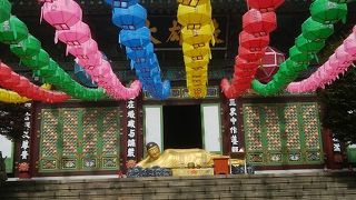 本殿の入り口に涅槃仏