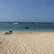 リーフの内側の広い砂浜