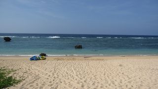 広い砂浜と碧いプール