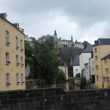 木々や建物によって覆われ