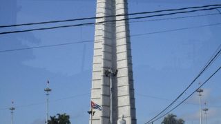 イタリアの白大理石で作られた高さ１８ｍのホセ・マルティの像が前にある高さ１０９ｍの星形の塔です。