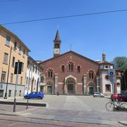 サン・ロレンツォ・マッジョーレ聖堂の南にあります。