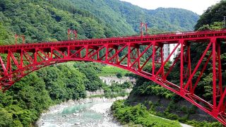 赤い橋とトロッコ