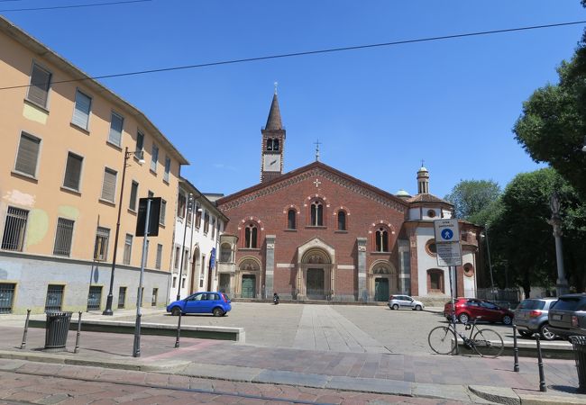 サン・ロレンツォ・マッジョーレ聖堂の南にあります。