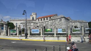 要塞の上の見張り塔のてっぺんにはラム酒の「ハバナ・クラブ」のシンボルにもなっている女性像「ラ・ヒラルディージャ」が飾られていました。