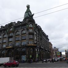 黒色の重厚なビルと屋上のモニュメントが特徴です