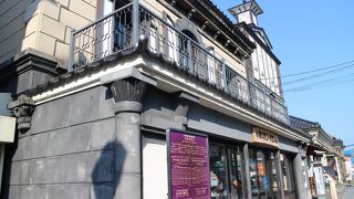 瓦葺き屋根を飾る一対の鯱