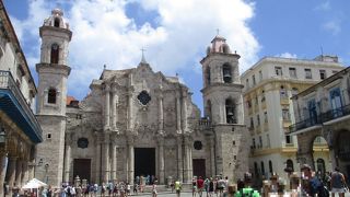 １７世紀の石畳が残るカテドラル広場も大聖堂内も多くの観光客で賑わっていました。