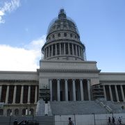 アメリカの国会議事堂をモデルにつくられた建物ですが、一部修復中でした。
