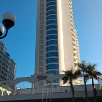 向こう側が海です