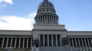 アメリカの国会議事堂をモデルにつくられた建物ですが、一部修復中でした。