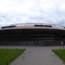 公園内にあるメトロ駅、UFOのように見えるが駅舎だ