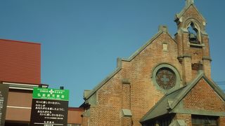 赤い煉瓦のおごそかな教会