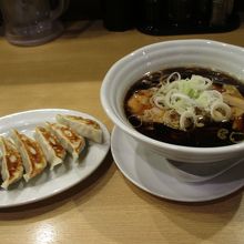 今回注文したブラックラーメンと餃子。