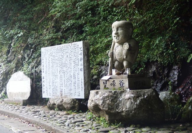 道路沿いに妖怪像が点々と設置されています