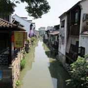 水路に沿った風情ある街並み。