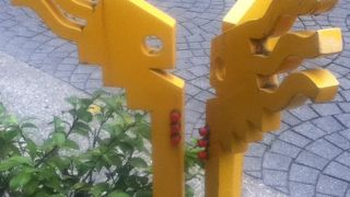 鮮やかな黄色のモニュメント