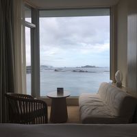 お部屋からは海が見えます。