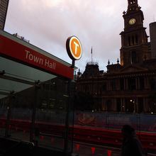 タウンホールの真下が駅に成ります