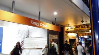 夜の繁華街に有る駅