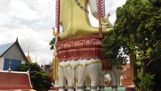 色がカラフルなお寺