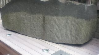 大きな石のモニュメント