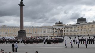 ロマノフ王朝の文化伝統を感じさせる宮殿広場