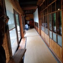 待合室から廊下、突き当りがトイレです