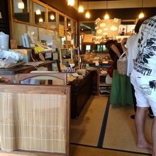 入口でパン等を販売しています