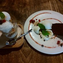 アイスとチョコケーキ、季節のドルチェです