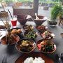 大自然の中で食事（Alila Ubud）