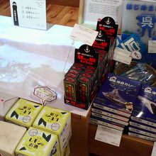 呉市のコーナーでは海軍カレーやキャラメルなどの逸品が色々。