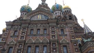 街の中心部、クリボエードフ運河脇に建つ見事な大聖堂