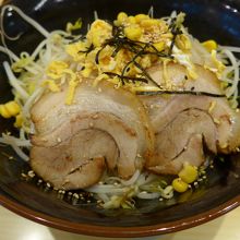 つけ麺の上には沢山のもやしとコーン・チャーシューが乗ってます