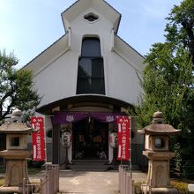 観音堂はインドなどの仏教聖地の建築意匠を取り入れた堂宇。