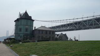美しい洋館は大橋と良く似合う